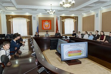 Молодежь занимает кресла депутатов